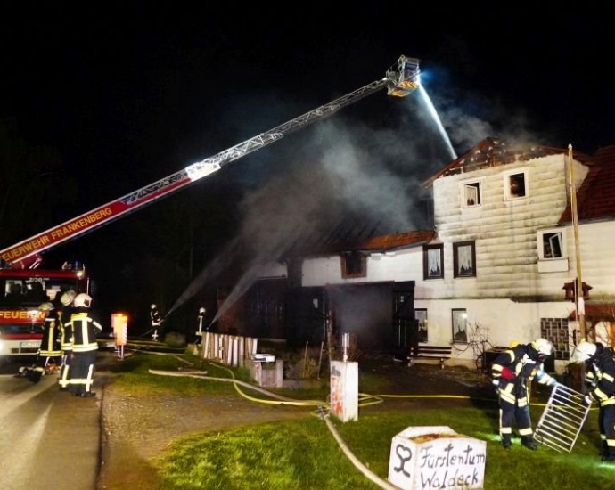 Sachsenberg: Scheunenbrand greift auf Wohnhaus über