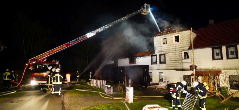 Sachsenberg: Scheunenbrand greift auf Wohnhaus über