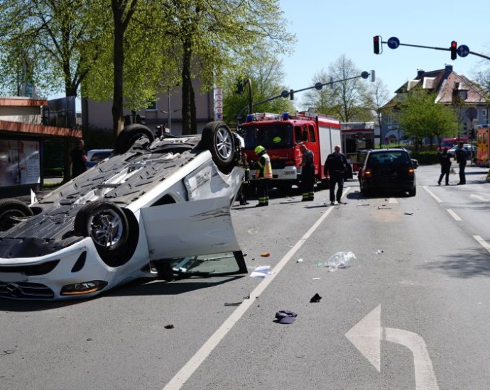 Drei Verletzte nach Unfall in Vellmar – Gutachter im Einsatz