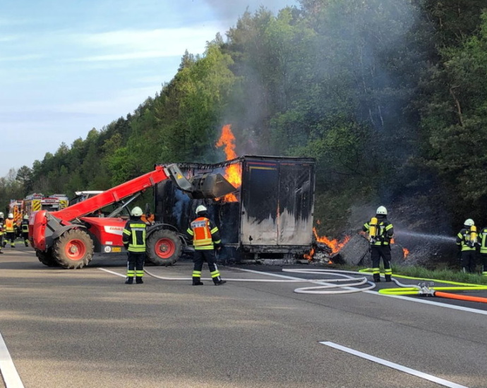 A44 nach LKW-Brand wieder frei