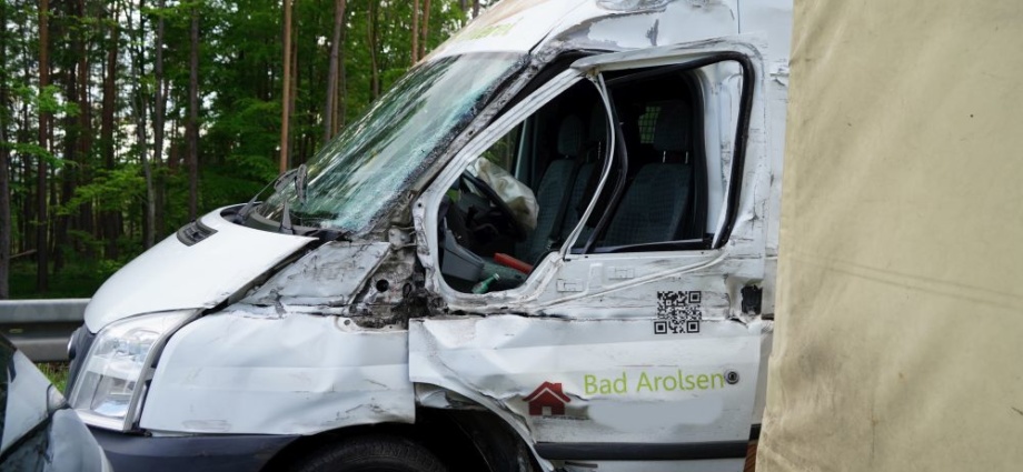 B450: Transportfahrer streift im Gegenverkehr zwei LKW