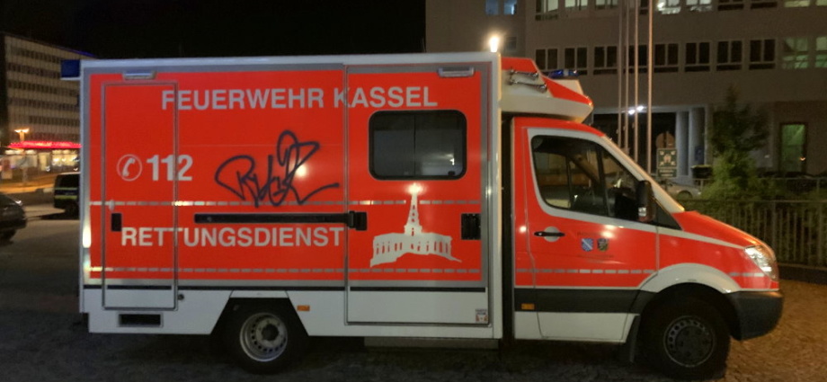 Kassel: Rettungswagen während Einsatz mit Graffiti besprüht