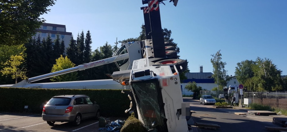 Westhessen: 160 Tonnen Baukran kippt im Wohngebiet um