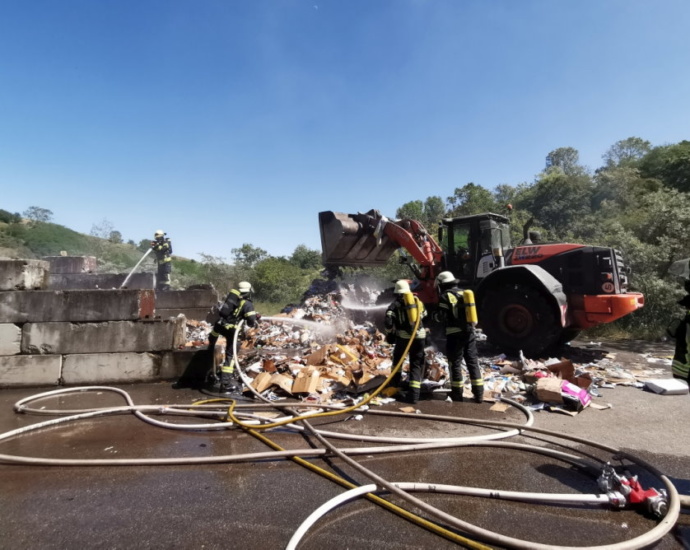 Brennender Müllwagen fährt zur Feuerwehr in Wiesbaden
