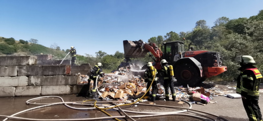 Brennender Müllwagen fährt zur Feuerwehr in Wiesbaden