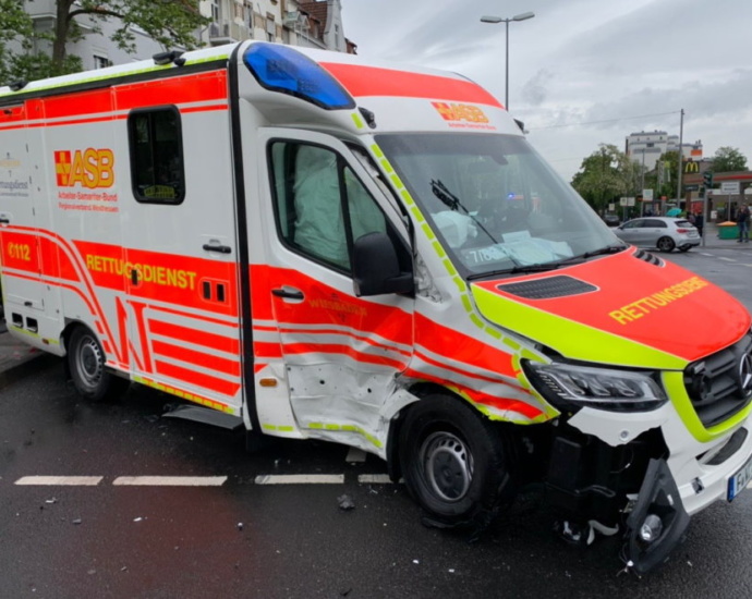 Wi: Erst seit drei Tagen im Dienst – Neuer RTW nach Unfall Schrott