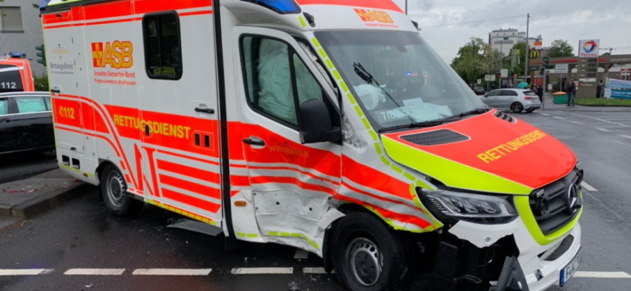 Wi: Erst seit drei Tagen im Dienst – Neuer RTW nach Unfall Schrott