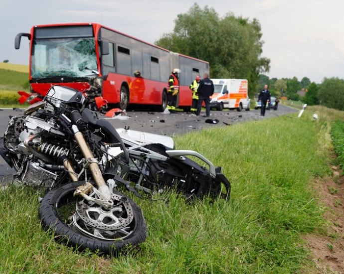 Motorrad frontal in Linienbus – Tödlicher Unfall bei Calden