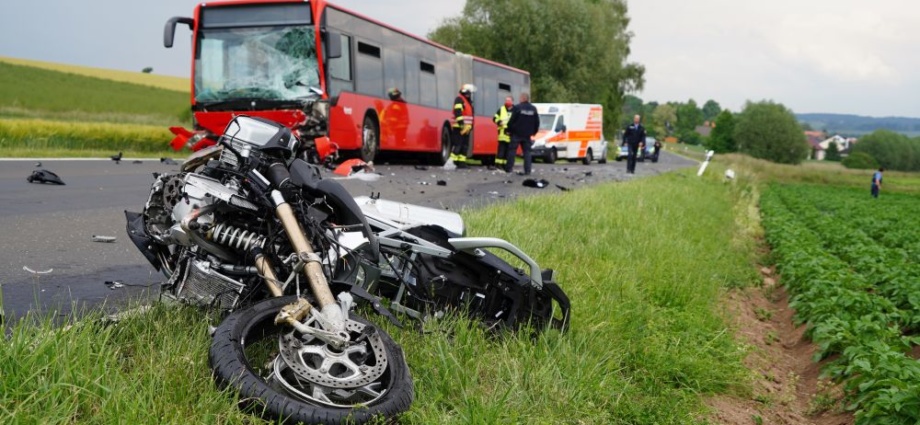 Motorrad frontal in Linienbus – Tödlicher Unfall bei Calden