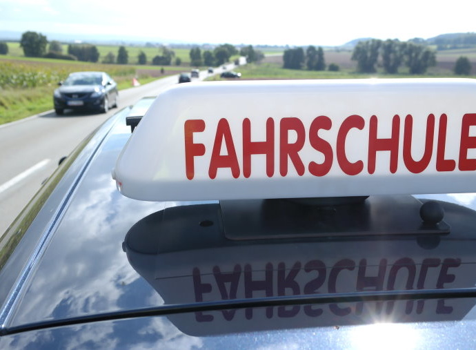 Frankfurt nach Essen – Nackt im gestohlenem Fahrschulauto unterwegs