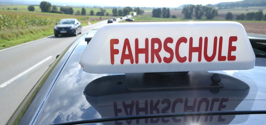 Frankfurt nach Essen – Nackt im gestohlenem Fahrschulauto unterwegs