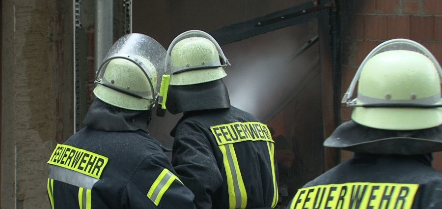 Feuerwehr rettet Tiere aus brennender Stallung in Birkenbringhausen