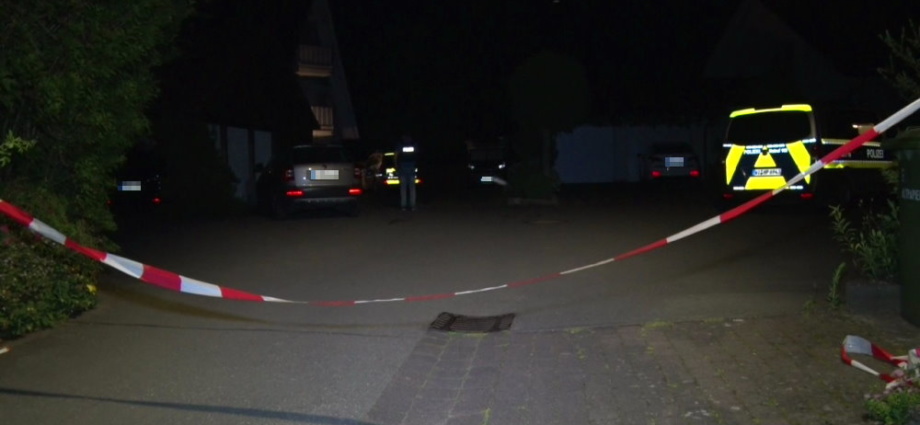 HOG: Frau greift Polizisten mit Messer an