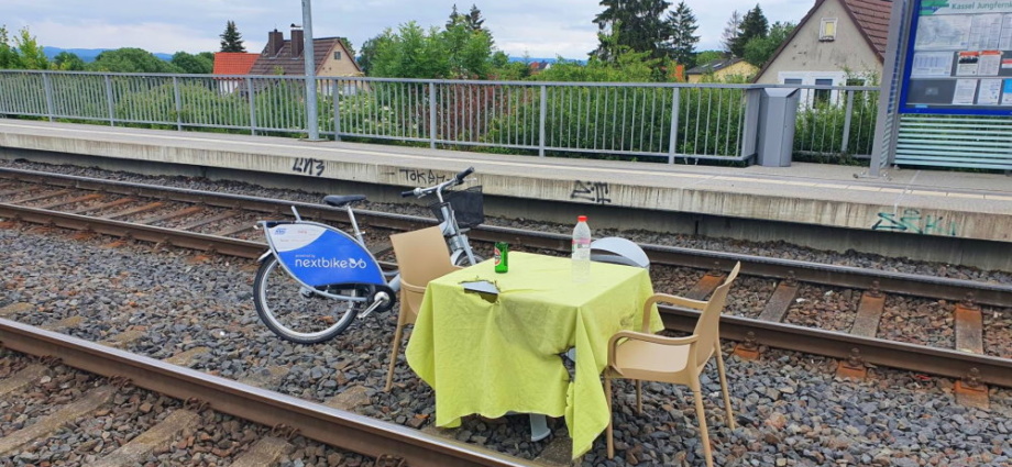 KS: Frühstück auf den Gleisen? Polizei sucht Zeugen