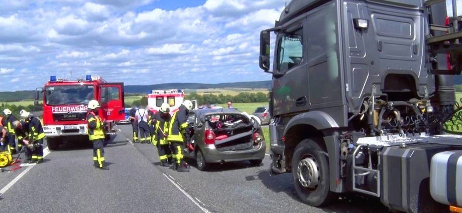 LKW Kracht ins Stauende auf der B3 bei Oberurff