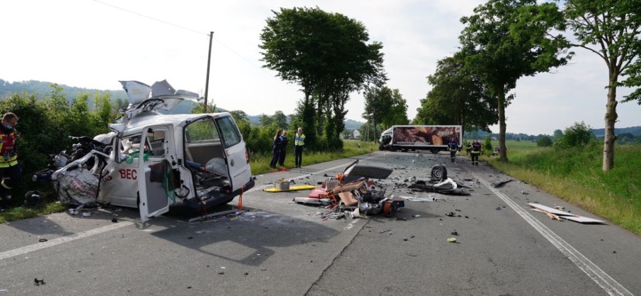 NRW: Transporter frontal in LKW – Tödlicher Unfall bei Warburg