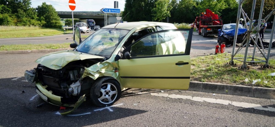 B252: Zwei Verletzte an Autobahnauffahrt zur A44