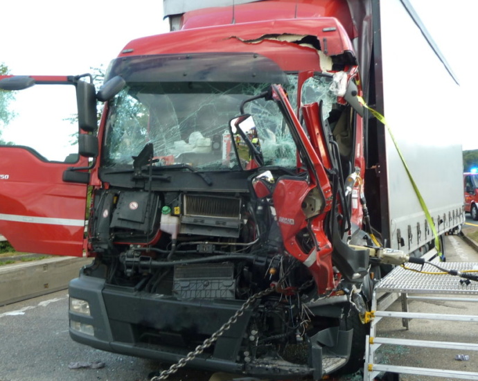 A5: LKW-Fahrer nach Unfall eingeklemmt