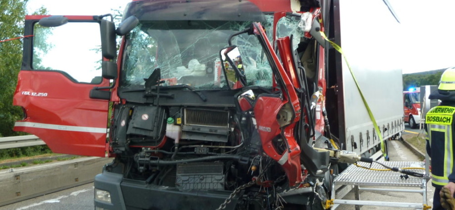 A5: LKW-Fahrer nach Unfall eingeklemmt