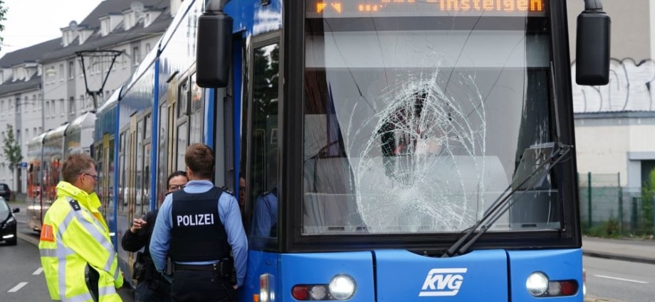 KS: Fahrradfahrer von Straßenbahn erfasst