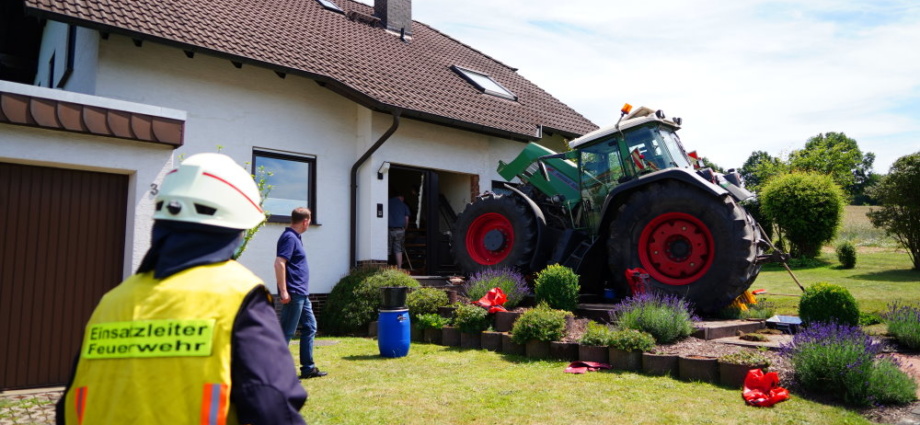 Malsfeld: Traktor kracht in Wohnhaus – Fahrer leicht verletzt