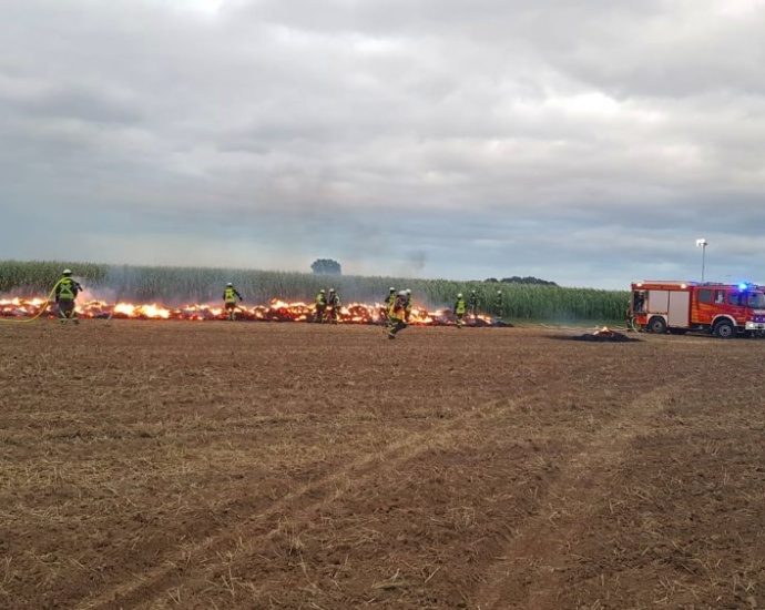 Baunatal: Strohballen auf Feld angezündet – Polizei sucht Zeugen