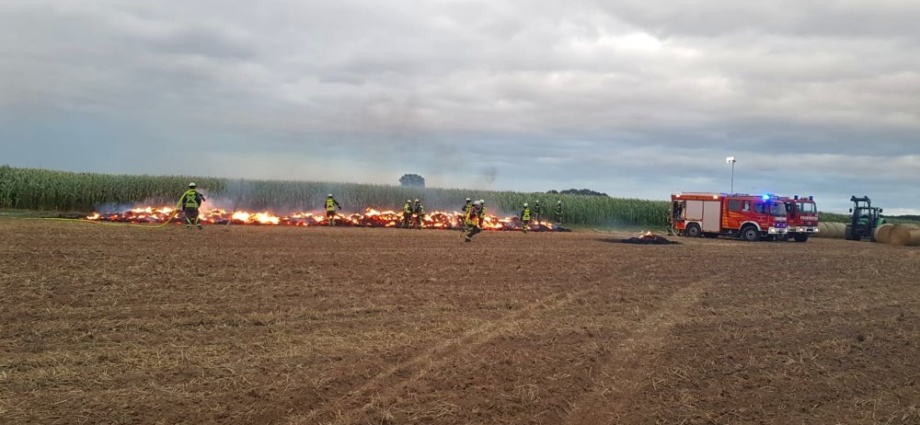 Baunatal: Strohballen auf Feld angezündet – Polizei sucht Zeugen