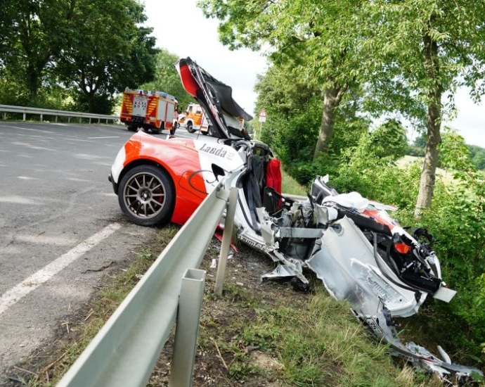 B251: Tödlicher Unfall mit Sportwagen bei Ehlen (Video)