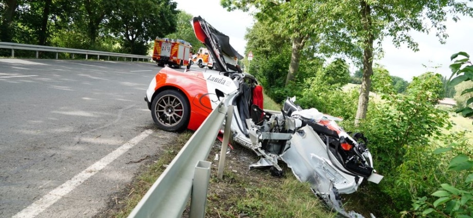 B251: Tödlicher Unfall mit Sportwagen bei Ehlen (Video)