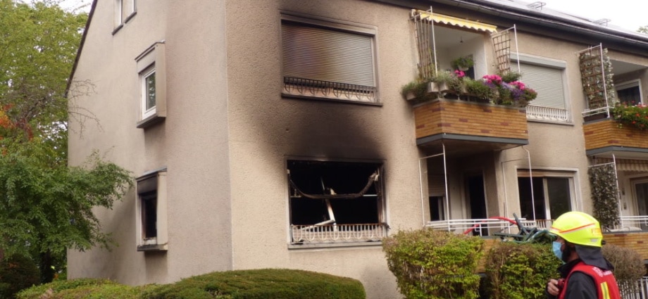 F: Feuerwehr rettet mehrere Bewohner aus brennendem Haus