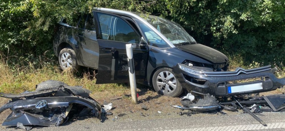 Zwei Verletzte nach Frontalzusammenstoß auf B254