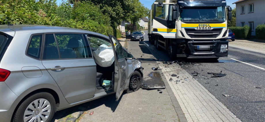 B3: PKW frontal in LKW – 81-Jährige schwer verletzt