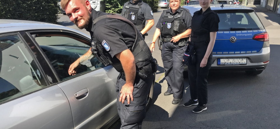 KS: 47 Grad im Auto – Ordnungsamt holt Hund aus überhitztem Fahrzeug raus