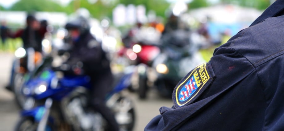 Nägel absichtlich auf Fahrbahn gestreut? – 37 Motorräder und zwei PKW beschädigt