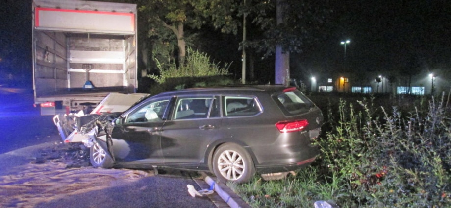 Drogen im Spiel? – PKW kracht offenbar ungebremst in LKW