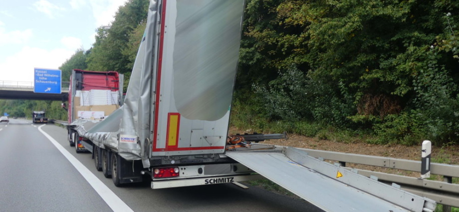 A44: Abgelenkter Lkw-Fahrer fährt auf Pannen-Lkw auf