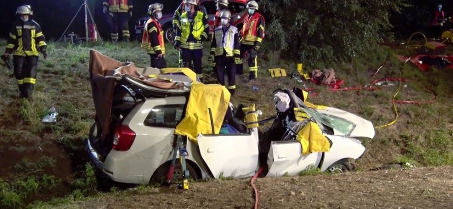 Frontal gegen Baum – Rettungsschere im Einsatz