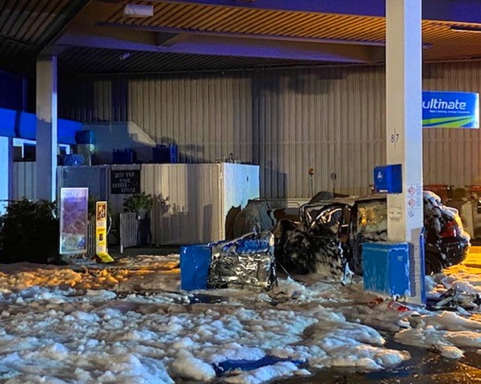 Wi: Flüchtender Pkw-Fahrer kracht in Tankstelle