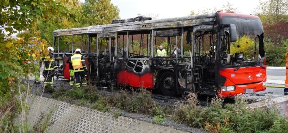 KS: Linienbus brennt in Kassel/ Fuldabrück komplett aus (Video)
