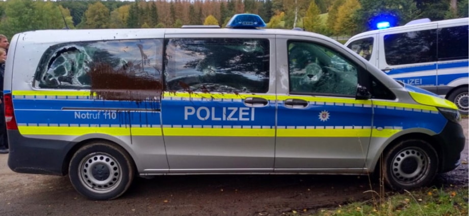 A49 Ausbau – Vermummte Personen greifen Polizeifahrzeug an