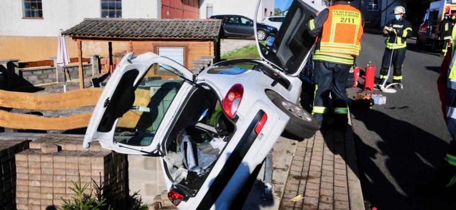 Seniorin stürzt mit PKW Mauer hinunter