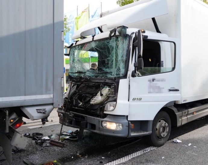 KS: Fahrer bei LKW-Unfall auf B83 schwer verletzt