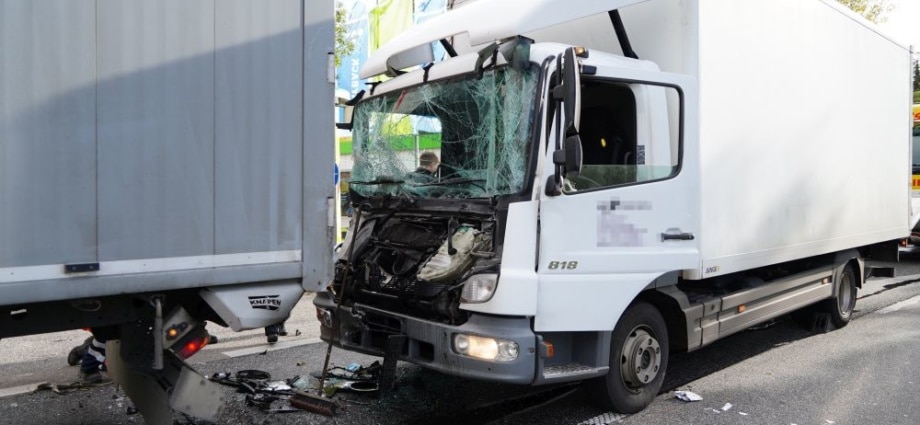 KS: Fahrer bei LKW-Unfall auf B83 schwer verletzt