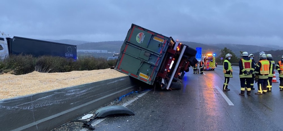 Mais LKW auf der A7 umgekippt