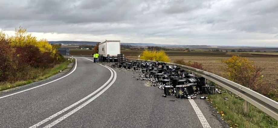 A5: LKW verliert Bierkisten in der Auffahrt