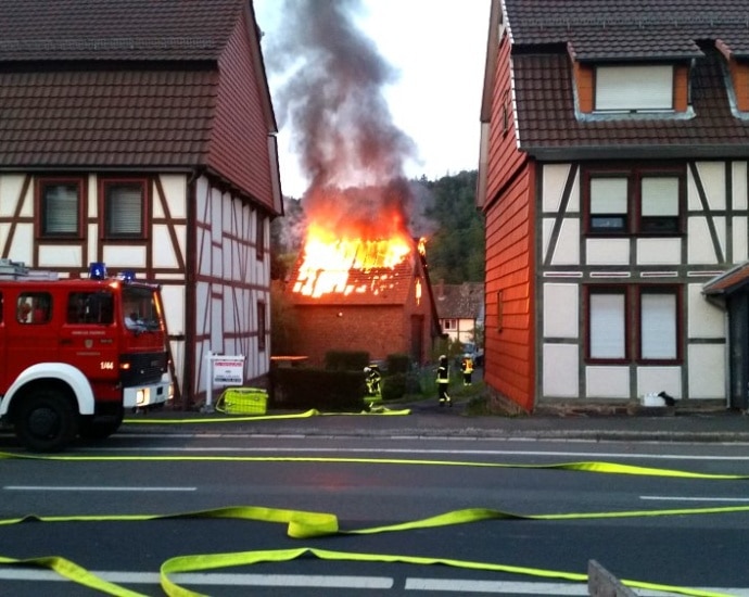 Scheunenbrand in Vaake – B80 war voll gesperrt