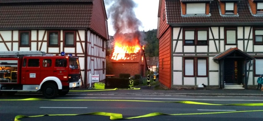 Scheunenbrand in Vaake – B80 war voll gesperrt