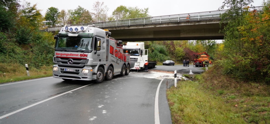 B485: LKW reißt sich nach Unfall Tank auf – Vollsperrung