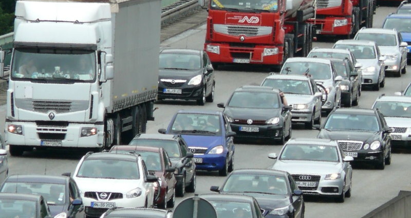 LKW-Fahrer auf A7 mit unbekanntem Gegenstand beschossen und schwer verletzt