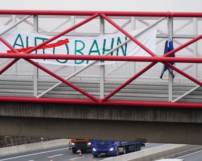 Aktivisten ketten sich an A7 bei Kassel – Protest gegen Ausbau A49 (Video)